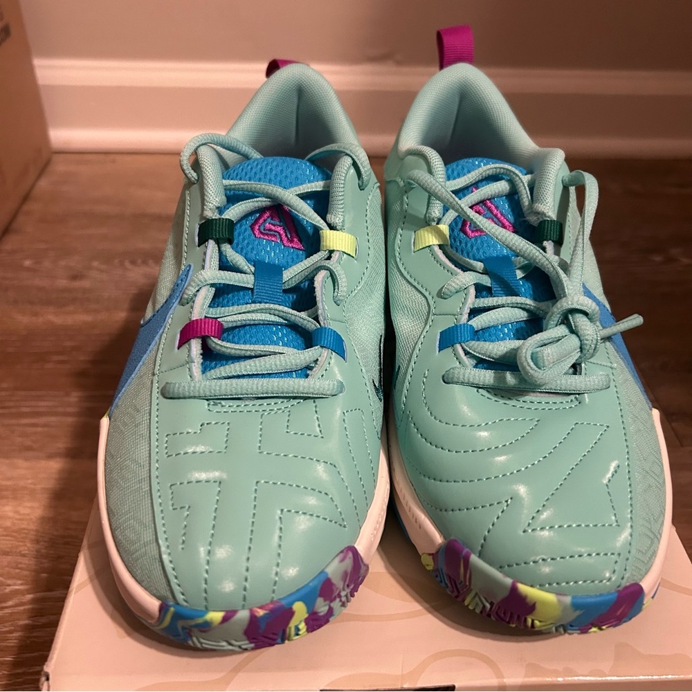 New Nike Kids Freak 5 Giannis Kids GS) 5Y
